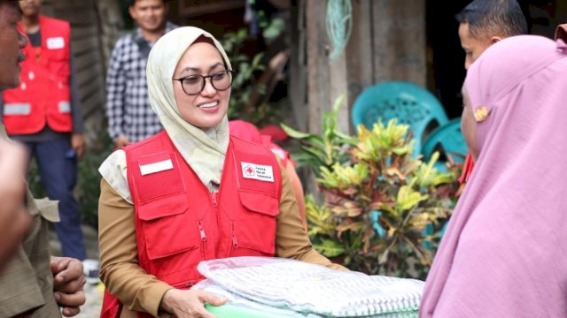 Bupati Indah dan PMI Lutra Serahkan Bantuan bagi Warga Terdampak Puting Beliung