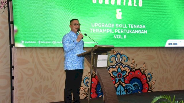 Kepala Dinas Tenaga Kerja, ESDM dan Transmigrasi Provinsi Gorontalo Wardoyo Pongoliu saat membuka kegiatan launching Mortar Instan di wilayah Provinsi Gorontalo. Peluncuran produk dibawa naungan Kalla Group ini, dilaksanakan di Ballroom Hotel Aston, Kota Gorontalo, Jumat, (1/12/2023).