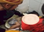 Tangan Bocah 3 Tahun Nyangkut di Lubang Kloset Jongkok, Damkar Turun Tangan