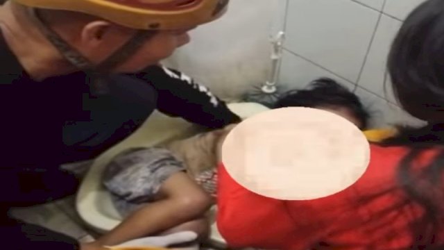Tangan bocah 3 tahun tersangkut di lubang kloset jongkok. (Foto: Instagram @pemadamkotacimahi)