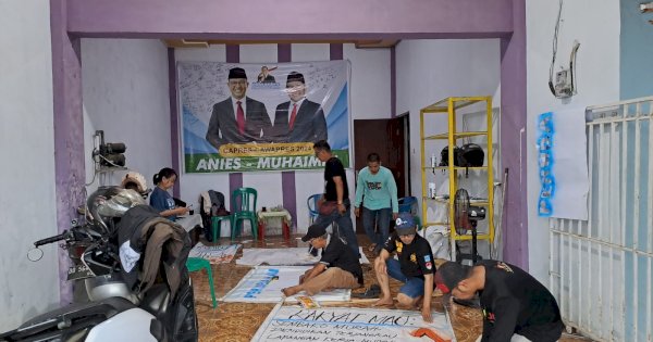 Gunakan Karung &#8216;Karoro&#8217;, Relawan Mileanies di Makassar Buat Puluhan Spanduk Rakyat