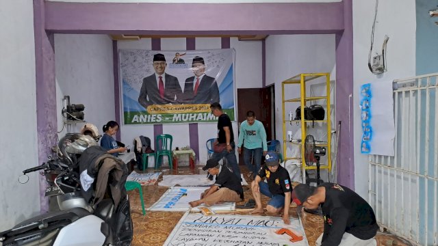 Gunakan Karung &#8216;Karoro&#8217;, Relawan Mileanies di Makassar Buat Puluhan Spanduk Rakyat