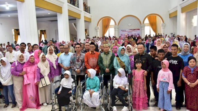 Penjagub Gorontalo Ismail Pakaya didampingi istri Fami Agustina bersama anak anak Disabilitas, pada peringatan Hari Disabilitas Internasional, yang bertempat di Gedung Bele Li Mbu’i, Minggu (3/12/2023).