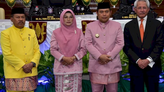 Penjabat Gubernur Ismail Pakaya didampingi istri dan Ketua DPRD Provinsi Gorontalo bersama Penjabat Gubernur Gorontalo pertama Tursandi Alwi, saat menghadiri Rapat Paripurna ke-131 dalam rangka memperingati Hari Ulang Tahun ke-23 Provinsi Gorontalo bertempat di Ruang Rapat DPRD, Senin (5/12/2023).