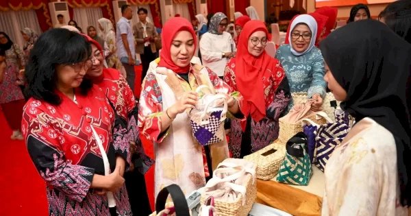 Tutup PKW Dekranasda, Sofha Marwah Gunakan Baju Kain Ecoprint Karya Sendiri