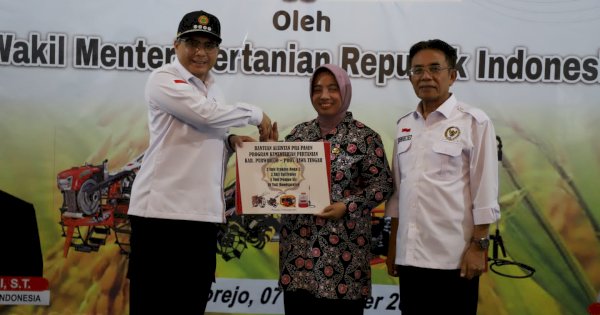 Wamentan Serahkan Bantuan Alsintan untuk Genjot Produksi di Purworejo