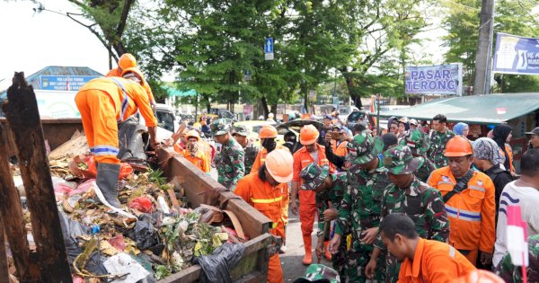 Pangdam XIV/Hasanuddin Pimpin 1.321 Orang Bersih-bersih Pasar Terong