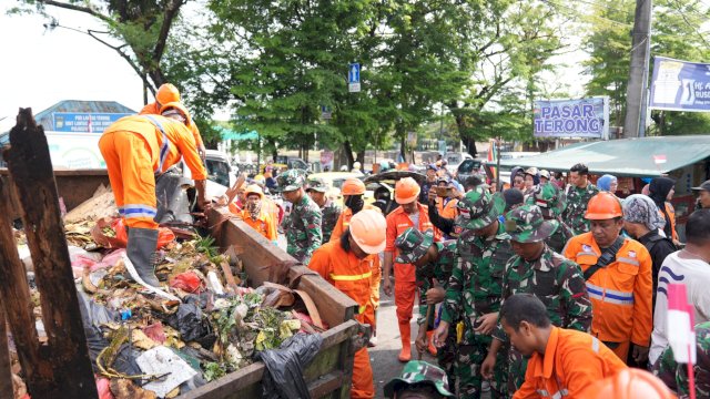 Pangdam XIV/Hasanuddin Pimpin 1.321 Orang Bersih-bersih Pasar Terong
