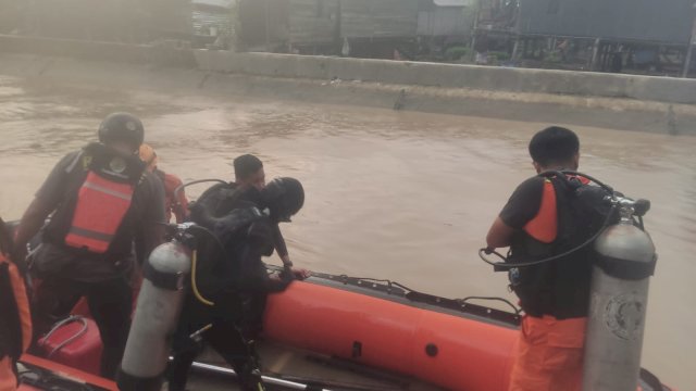 Basarnas Makassar Cari Bocah Perempuan Terseret Arus di Saluran Air Katompang Pinrang