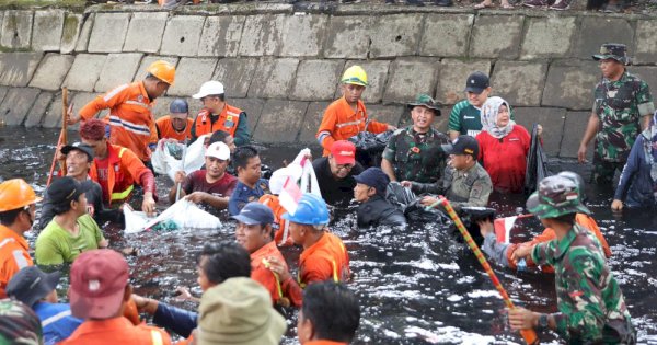 Danny Pomanto Turun ke Kanal Bersihkan Sampah, Antisipasi Banjir di Musim Penghujan 