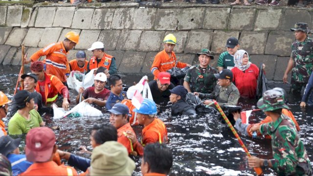 Danny Pomanto Turun ke Kanal Bersihkan Sampah, Antisipasi Banjir di Musim Penghujan 