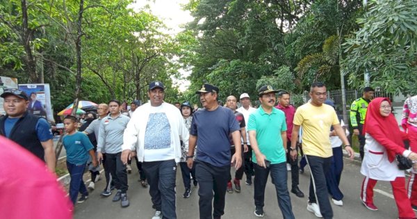 Pj Gubernur Sulsel-Bupati Maros Jalan Santai Sembari Gelar Pasar Murah