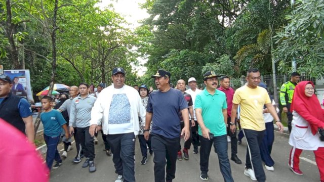 Pj Gubernur Sulsel-Bupati Maros Jalan Santai Sembari Gelar Pasar Murah