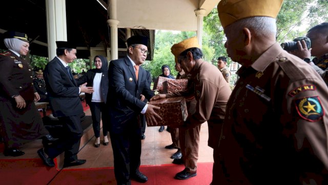 Peringatan Hari Korban 40.000 Jiwa, Danny Pomanto Serahkan Bantuan untuk Legiun Veteran