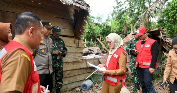 Serahkan Bantuan ke Warga Terdampak Angin Putih Beliung, Bupati Indah Imbau Tingkatkan Kewaspadaan