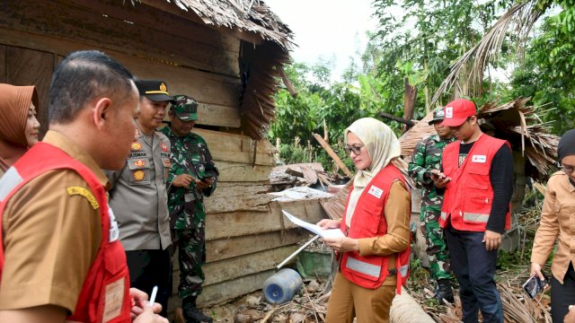 Memasuki musim penghujan Bupati Luwu Utara, Indah Putri Indriani mengimbau masyarakat untuk tetap waspada. Hal itu disampaikan Indah saat menyerahkan bantuan kepada korban bencana angin puting beliung di Kecamatan Sabbang, pada Senin (11/12/2023). 