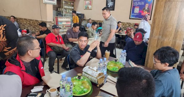 Didampingi Muhammad Surya, Kaesang Pangerap Ngopi di Warkop Dg Anas Makassar