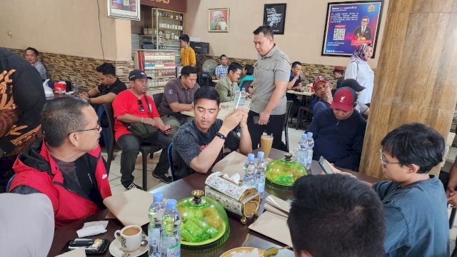 Didampingi Muhammad Surya, Kaesang Pangerap Ngopi di Warkop Dg Anas Makassar