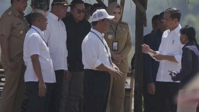 Tinjau Penanaman Padi di Pekalongan, Presiden Jokowi: Kita Kejar Tanam, Tanam, Tanam