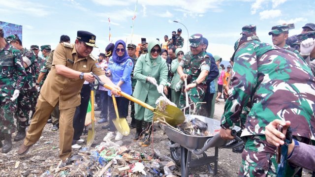 Pj Gubernur dan Ketua DPRD Dampingi KASAD TNI Maruli Simanjuntak Perangi Sampah Plastik