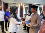 Bupati Indah Serahkan Jasa Insentif ke 578 Orang 