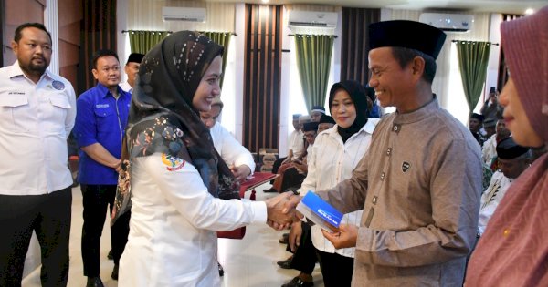 Bupati Indah Serahkan Jasa Insentif ke 578 Orang 