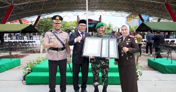 Danny Pomanto Serahkan Penghargaan dan Sembako pada Upacara Peringatan Hari Juang TNI AD