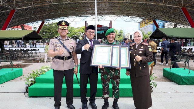 Danny Pomanto Serahkan Penghargaan dan Sembako pada Upacara Peringatan Hari Juang TNI AD