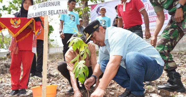 Petani di Amali Tanam Sukun Bersama Pj Gubernur Bahtiar