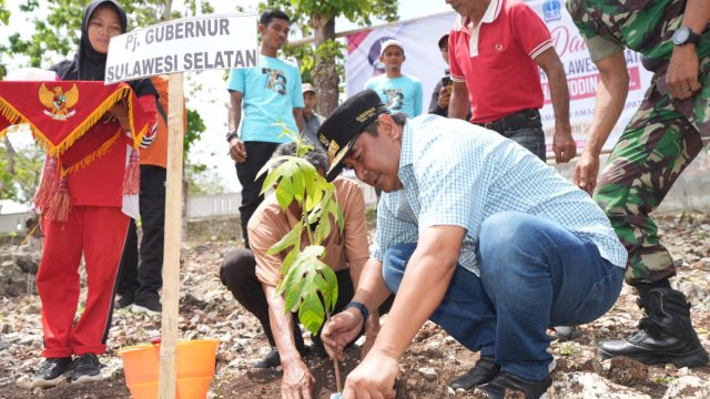 Petani di Amali Tanam Sukun Bersama Pj Gubernur Bahtiar