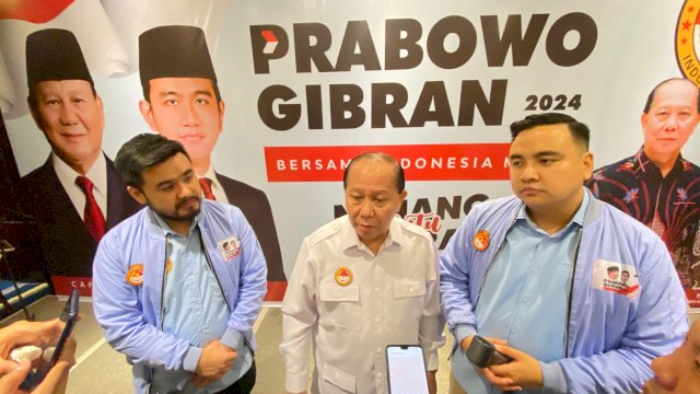 Ketua Relawan Gugus Tugas Indonesia Raya (GETAR) 08 Prabowo-Gibran Sulawesi Selatan, Yudiansyah Yosal menyinggung kandidat calon presiden yang cuma jago retorika dan cuma senyum-senyum.