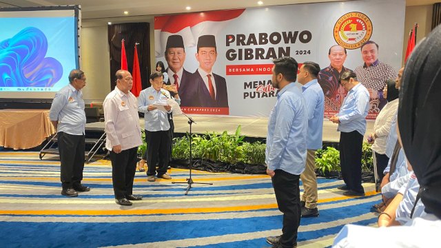 Pengurus Relawan DPD Gugus Tugas Indonesia Raya (GETAR) 08 Prabowo-Gibran Sulawesi Selatan dan Sulawesi Tenggara, resmi dilantik dan dikukuhkan, pada Sabtu (16/12/2023).