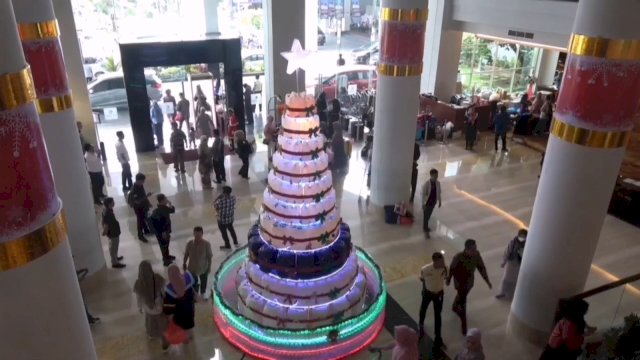 Pohon Natal dan Boneka Salju Hiasi Hotel di Kota Makassar 