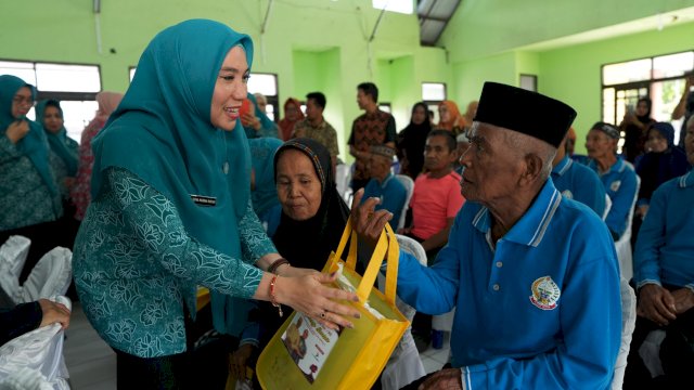 Bakti Sosial ke Panti Jompo di Parepare, Para Lansia Menangis Haru Dikunjungi Sofha Marwah Bahtiar