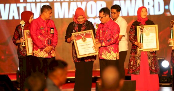 Balitbangda Makassar Beri Penghargaan Pemenang Innovative Mayor Award (IMA) 2023