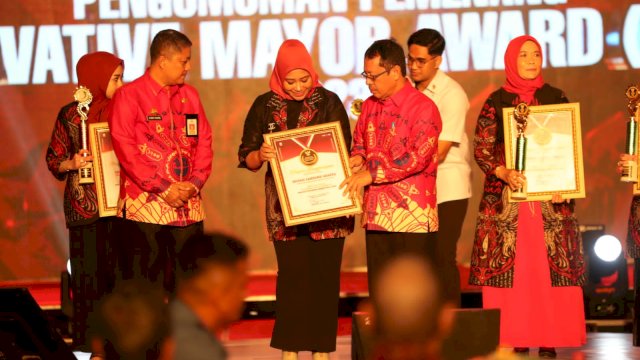 Balitbangda Makassar Beri Penghargaan Pemenang Innovative Mayor Award (IMA) 2023