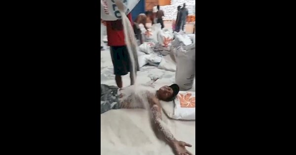 Viral Pria Bertelanjang Dada Mandi Beras Bulog, Kini Dipecat