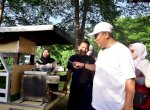 Jalan Sehat di Akhir Pekan, Bahtiar Baharuddin Sempatkan Nikmati Jajanan Tradisional