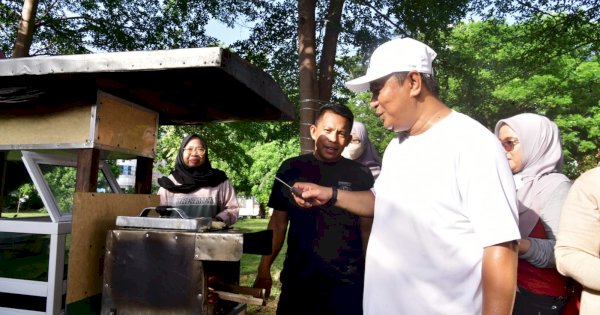 Jalan Sehat di Akhir Pekan, Bahtiar Baharuddin Sempatkan Nikmati Jajanan Tradisional