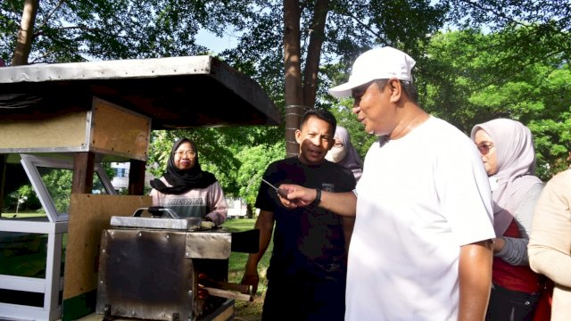 Jalan Sehat di Akhir Pekan, Bahtiar Baharuddin Sempatkan Nikmati Jajanan Tradisional