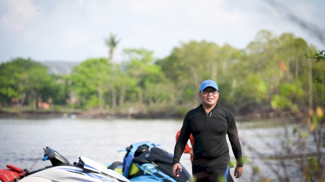 Akhir Pekan, Danny Kendarai Jetski dan Santap Hidangan Olahan Ikan di Kampung Nelayan Barombong