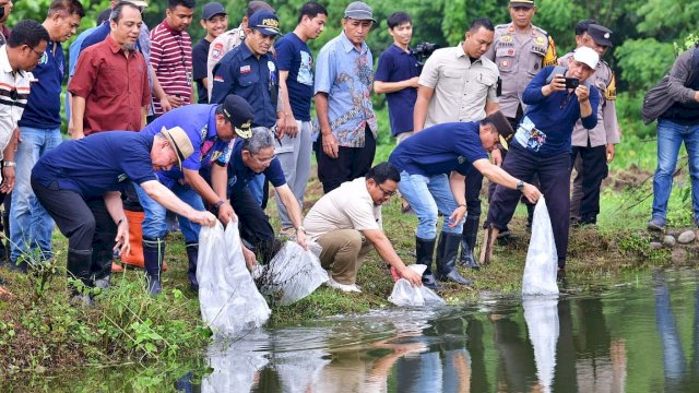 8.000 Bibit Ikan Nila Ditebar di Kampus Biru Unismuh