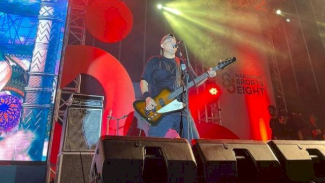 Fokalis sekaligus gitaris Band NTRL saat tampil di malam puncak Makassar S8. (foto: Abatanews)