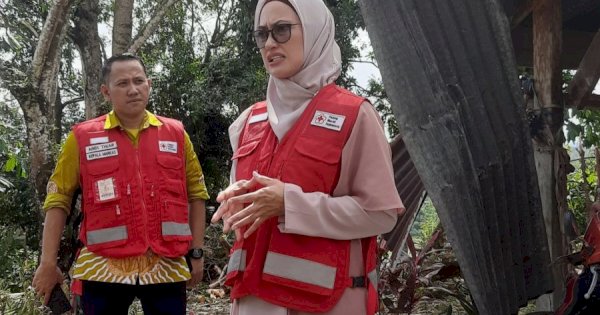 Kunjungi Rumah Warga Terdampak Puting Beliunh, Bupati Indah Minta Warga Tetap Waspada 