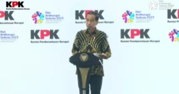 Jokowi Hanya Tertawa Saat Ditanya Isu Bakal Gabung Partai Golkar