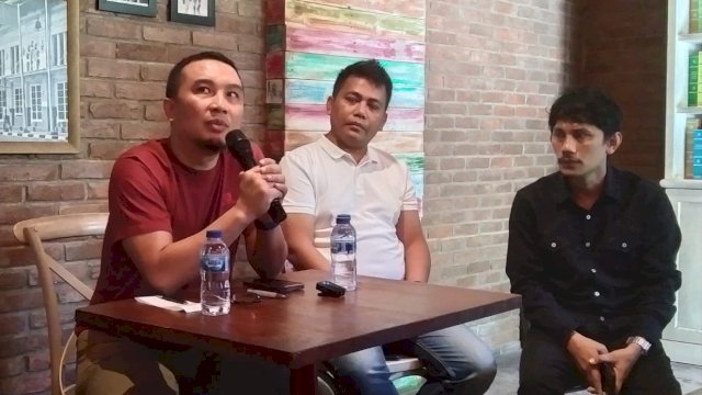 CEO PT PSM, Sadikin Aksa saat menggelar prescon di salah satu Kafe di Jalan Bontolempangan, Kota Makassar, Rabu (20/12/2023). 