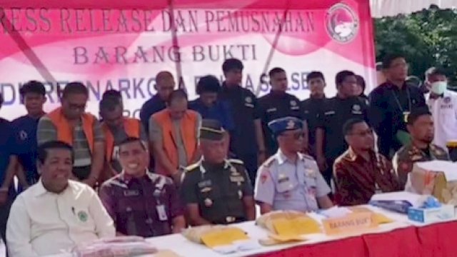 Polda Sulsel saat menggelar pemusnahan sabu hasil tangkapan sepanjang 2023, Kamis (28/12/2203). 