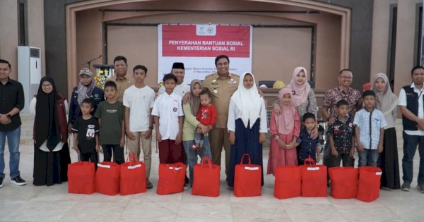 Bupati Maros TerimaBansos Kemensos yang Diserahkan Komisi VIII DPR RI