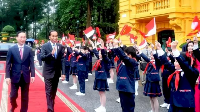 Presiden Jokowi Disambut Upacara Kenegaraan saat Berkunjung Istana Presiden Vietnam