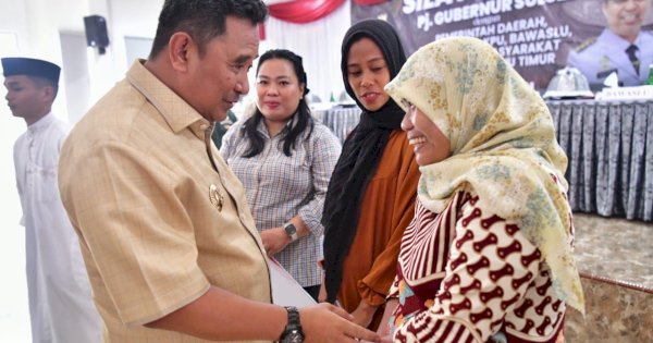 Pj Gubernur Sulsel Serahkan Langsung Bantuan ke Pelaku UMKM Luwu Timur